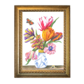 Blumenstillleben, ausgeführt mit Aquarellstiften. Acht Tulpen in einer chinesischen Vase, begleitet von einem Schmetterling und einer Raupe. Fine Art Print in einem Goldrahmen.