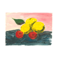 Früchtestillleben. Drei gelbe Zitronen und zwei orange Mandarinen liegen auf einem dunkelblauem Tuch. Der Hintergrund ist rosa.