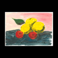 Früchtestillleben. Drei gelbe Zitronen und zwei Mandarinen liegen auf einem dunkelblauem Tuch. Der Hintergrund ist rosa.