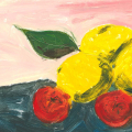 Früchtestillleben. Drei gelbe Zitronen und zwei orange Mandarinen liegen auf einem dunkelblauem Tuch. Der Hintergrund ist rosa.
