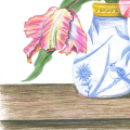 Blumenstillleben, ausgeführt mit Aquarellstiften. Acht Tulpen in einer chinesischen Vase, begleitet von einem Schmetterling und einer Raupe. Detailansicht einer Papageientulpe und der chinesischen Vase.