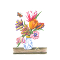 Blumenstillleben, ausgeführt mit Aquarellstiften. Acht Tulpen in einer chinesischen Vase, begleitet von einem Schmetterling und einer Raupe. Kunstdruck vor weißem Hintergrund.