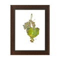 Aquarell eines grünen Weinblattes und blauen und roten Weintrauben. Die Weintrauben hängen an einem Stiel. Der Hintergrund ist weiß. Das Bild ist signiert und datiert. Ein brauner Holzrahmen.