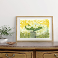 Eine weiße Orchidee in einem Blumentopf. Blumenbild in Acryl, auf Papier gemalt. Der Hintergrund in verschiedenen Grüntönen gehalten. Kunstdruck. Malerin: Alexandra Seidel.