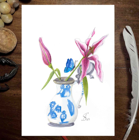 Blumenbild. Zwei rosafarbene Lilienblüten, eine geschlossen, eine geöffnet in einem Fayencekrug, der mit Chinoiserie in blau bemalt ist. Ein blauer Schmetterling sitzt auf dem Stängel einer Blume.