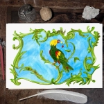 Aquarellbild eines Papageis. Grüne Amazone in Rocaillenrahmung vor blauem Hintergrund.